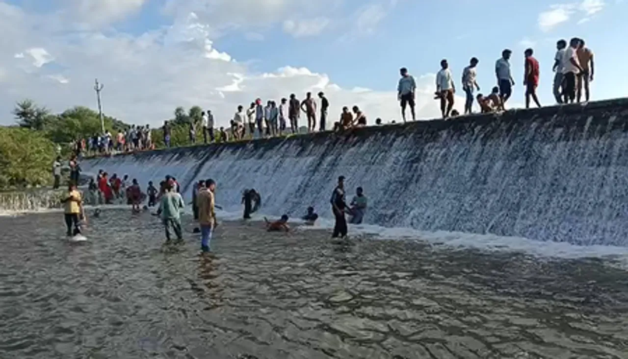 राजस्थान: पिकनिक स्पॉट बना रायपुर बांध, ओवरफ्लो देखने उमड़ी भीड़, सुरक्षा इंतजाम नदारद