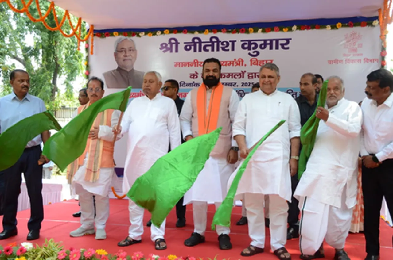 बिहार : मुख्यमंत्री महिला रोजगार योजना शुरू, नीतीश ने 250 वाहनों को किया रवाना