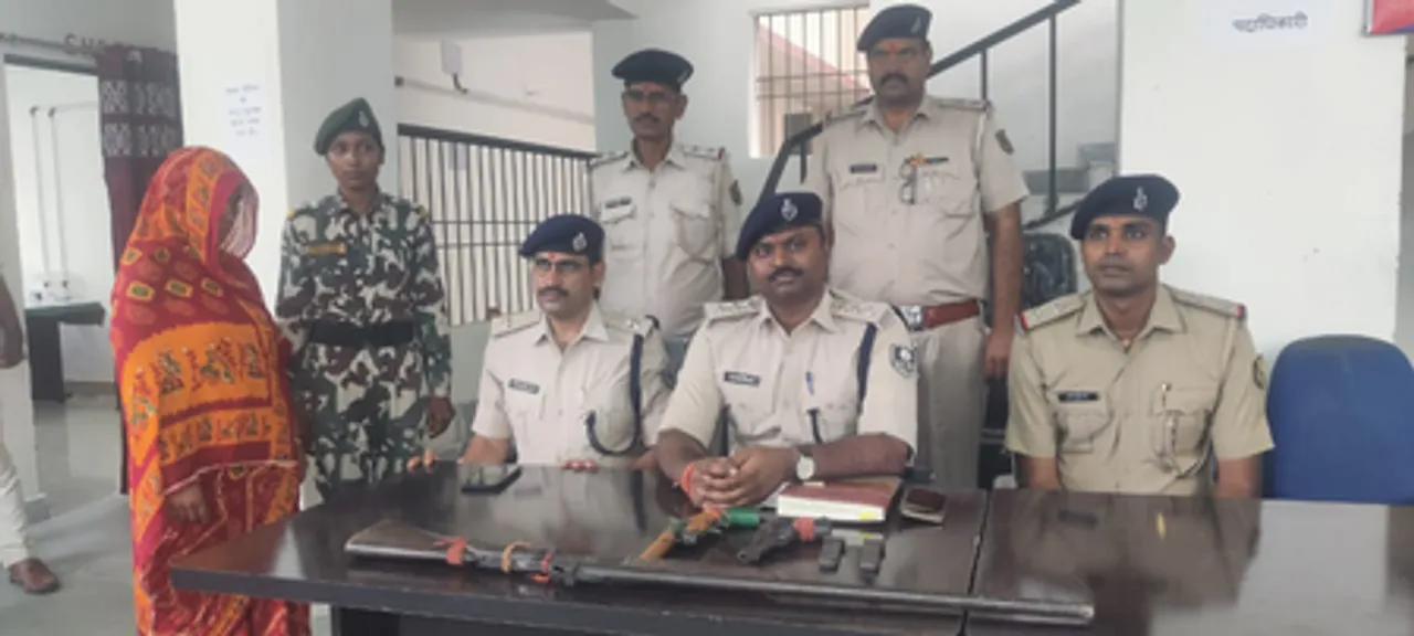 बिहार : मोतिहारी में अवैध हथियारों के साथ महिला गिरफ्तार