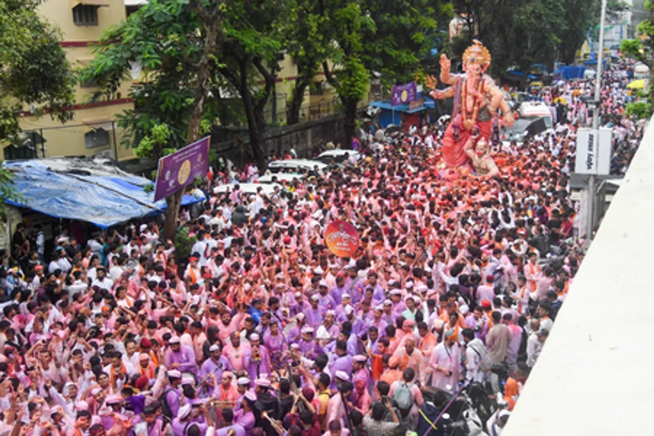 मुंबई: लालबागचा राजा के विसर्जन में चोरी की वारदातें, 100 से अधिक मोबाइल और कई सोने की चेन चोरी