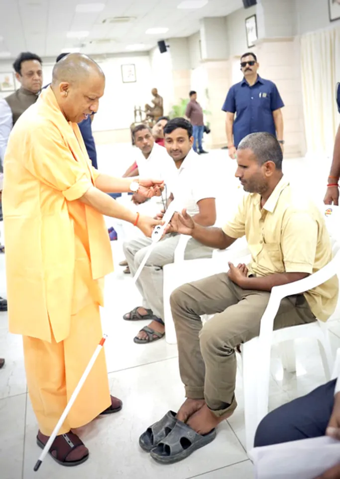 आमजन से व्यवहार ठीक रखें जनसेवक, दुर्व्यवहार बर्दाश्त नहीं : मुख्यमंत्री योगी