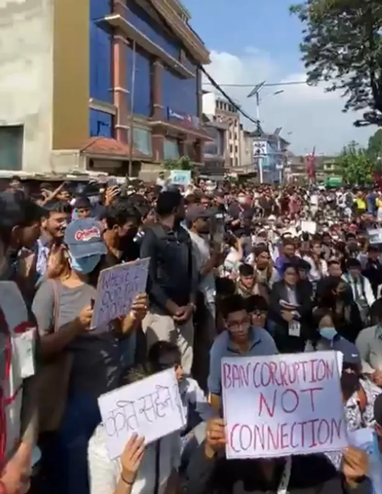 सोशल मीडिया बैन से नेपाल में भड़की जेन जी, पीएम बोले-कानून का अनादर स्वीकार नहीं