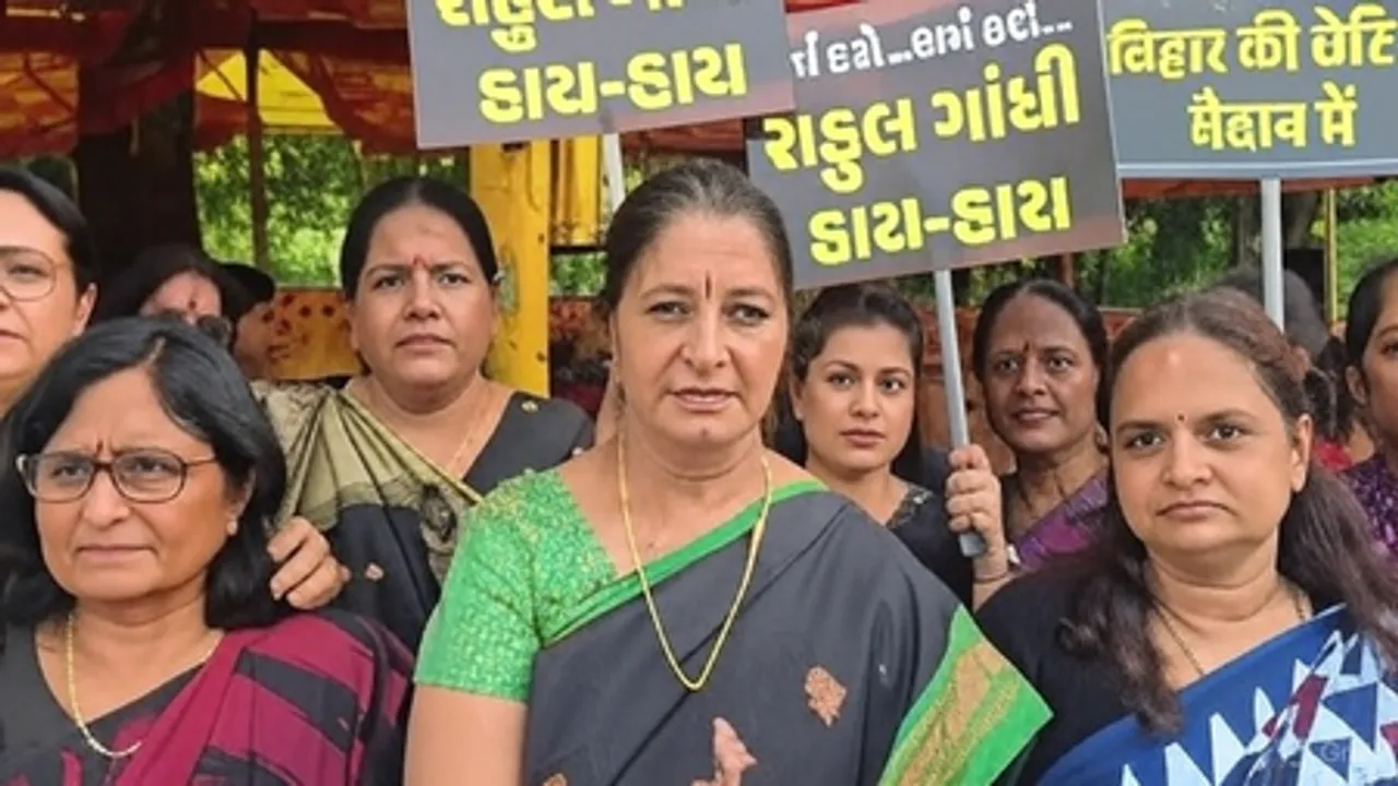 अहमदाबाद: भाजपा महिला कार्यकर्ताओं का प्रदर्शन, पीएम मोदी पर अभद्र टिप्पणी के खिलाफ माफी की मांग