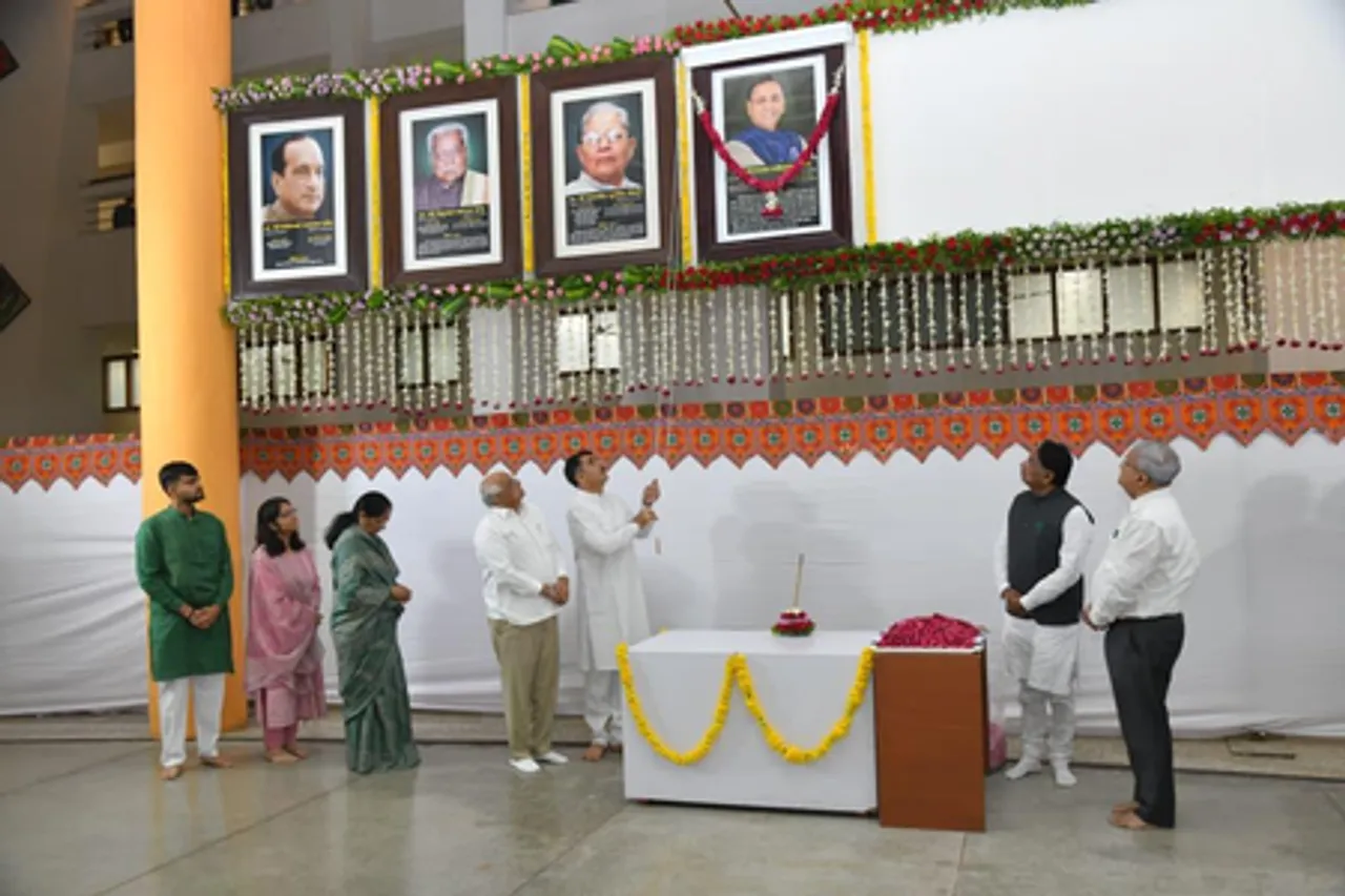 सीएम भूपेंद्र पटेल और स्पीकर शंकर चौधरी ने विजय रूपाणी के चित्र का किया अनावरण