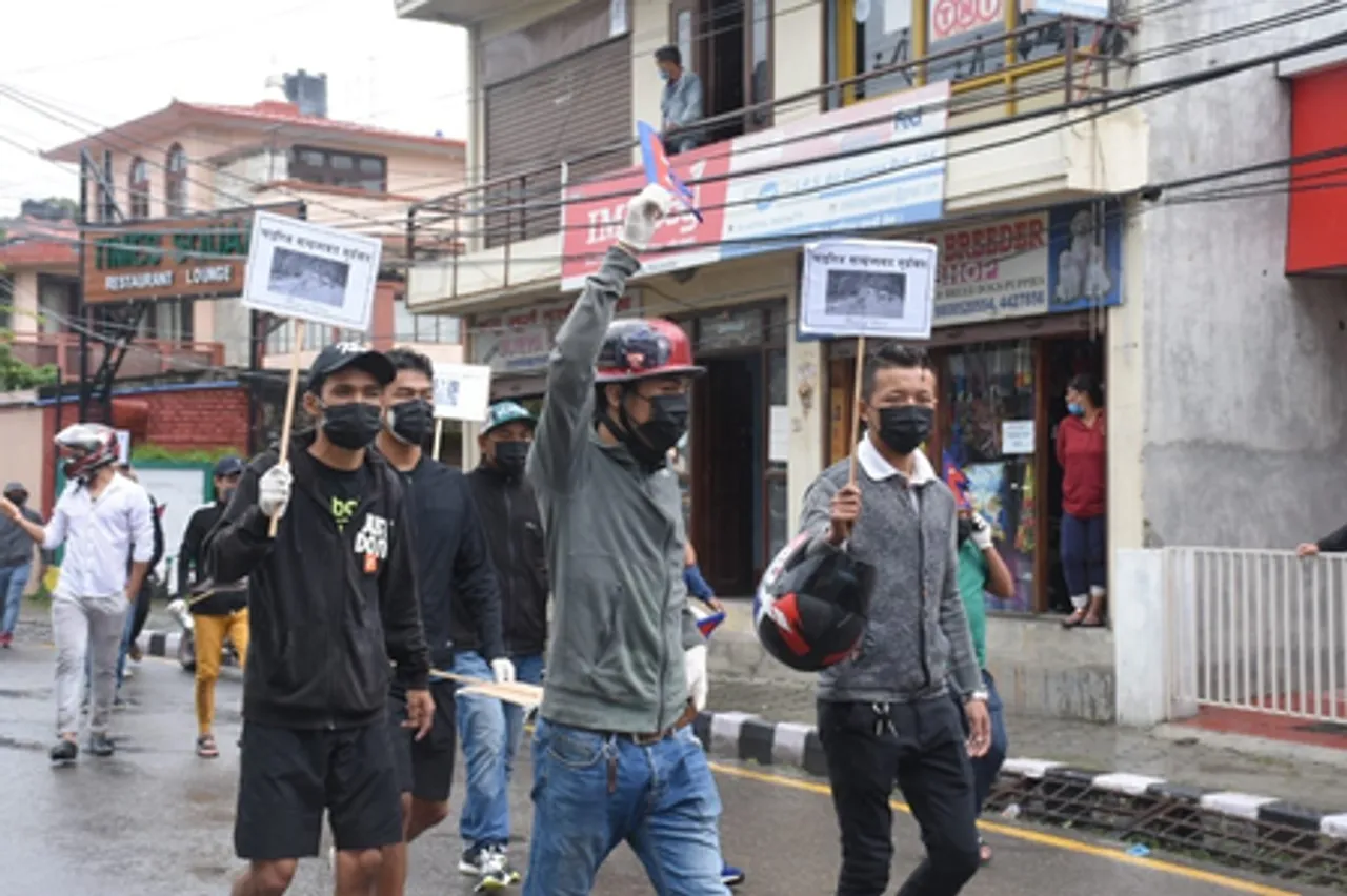 नेपाल में जेन जी का आंदोलन उग्र, अब तक 19 की मौत, पीएम ओली के इस्तीफे की मांग