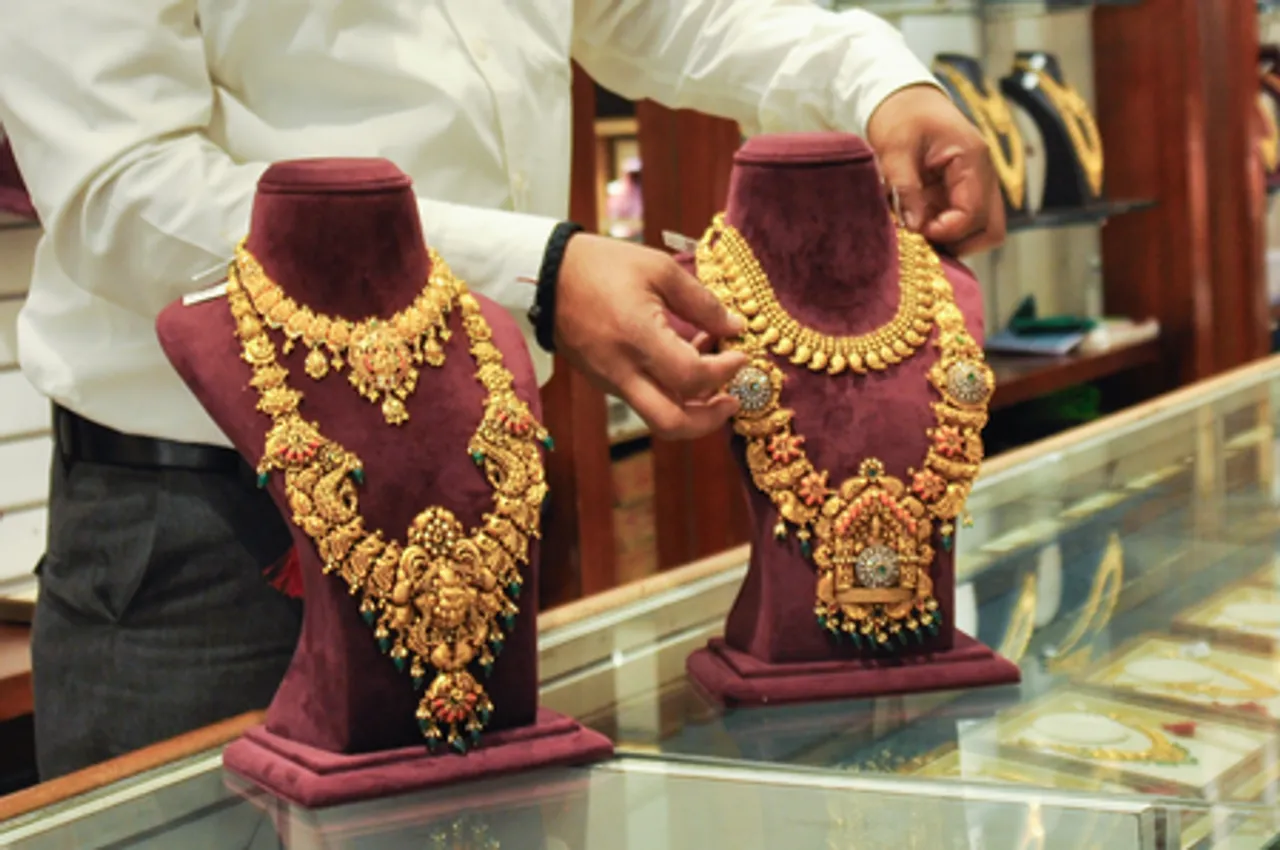 Hyderabad: Shopkeeper arranges gold ornaments