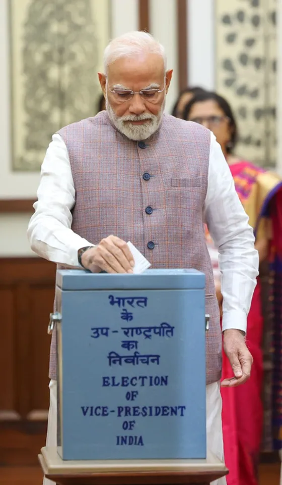 उपराष्ट्रपति चुनाव में पीएम मोदी ने डाला पहला वोट, एनडीए ने किया जीत का दावा