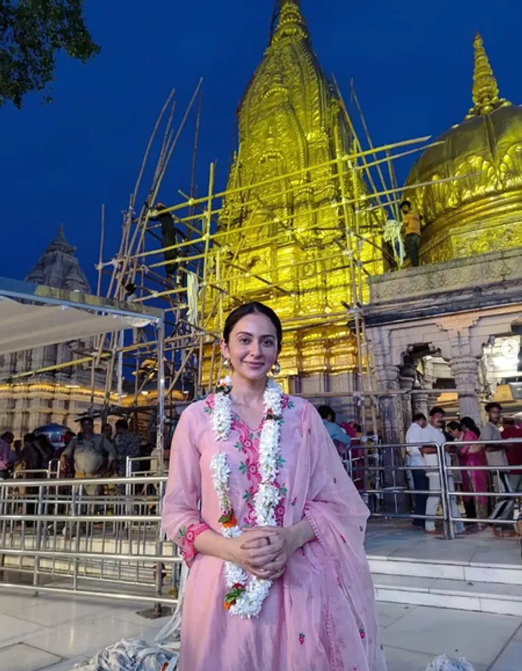 रकुल प्रीत सिंह ने काशी विश्वनाथ के दर पर टेका मत्था, गंगा आरती का बनी हिस्सा
