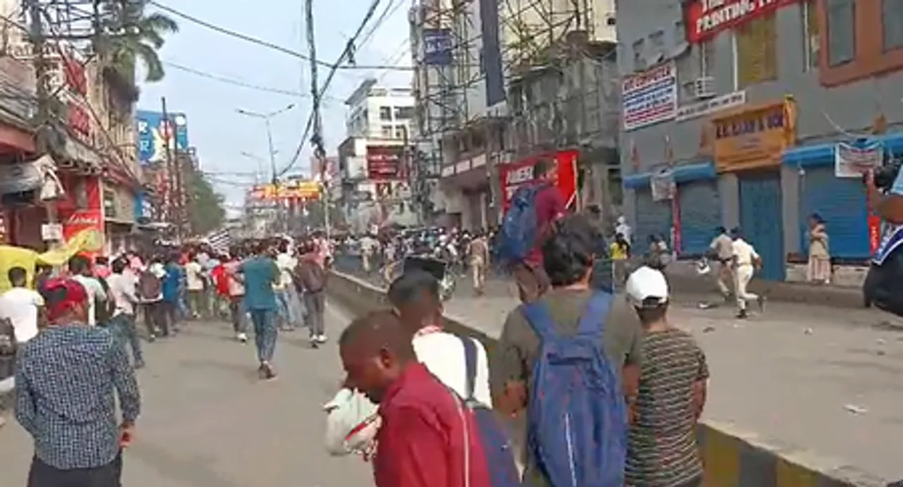 बिहार : टीआरई 4 के छात्र सड़क पर उतरे, पुलिस ने बरसाई लाठियां