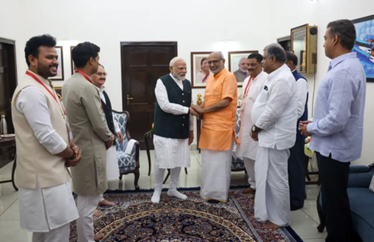 नवनिर्वाचित उपराष्ट्रपति राधाकृष्णन से मिले पीएम मोदी, जीत की दी बधाई
