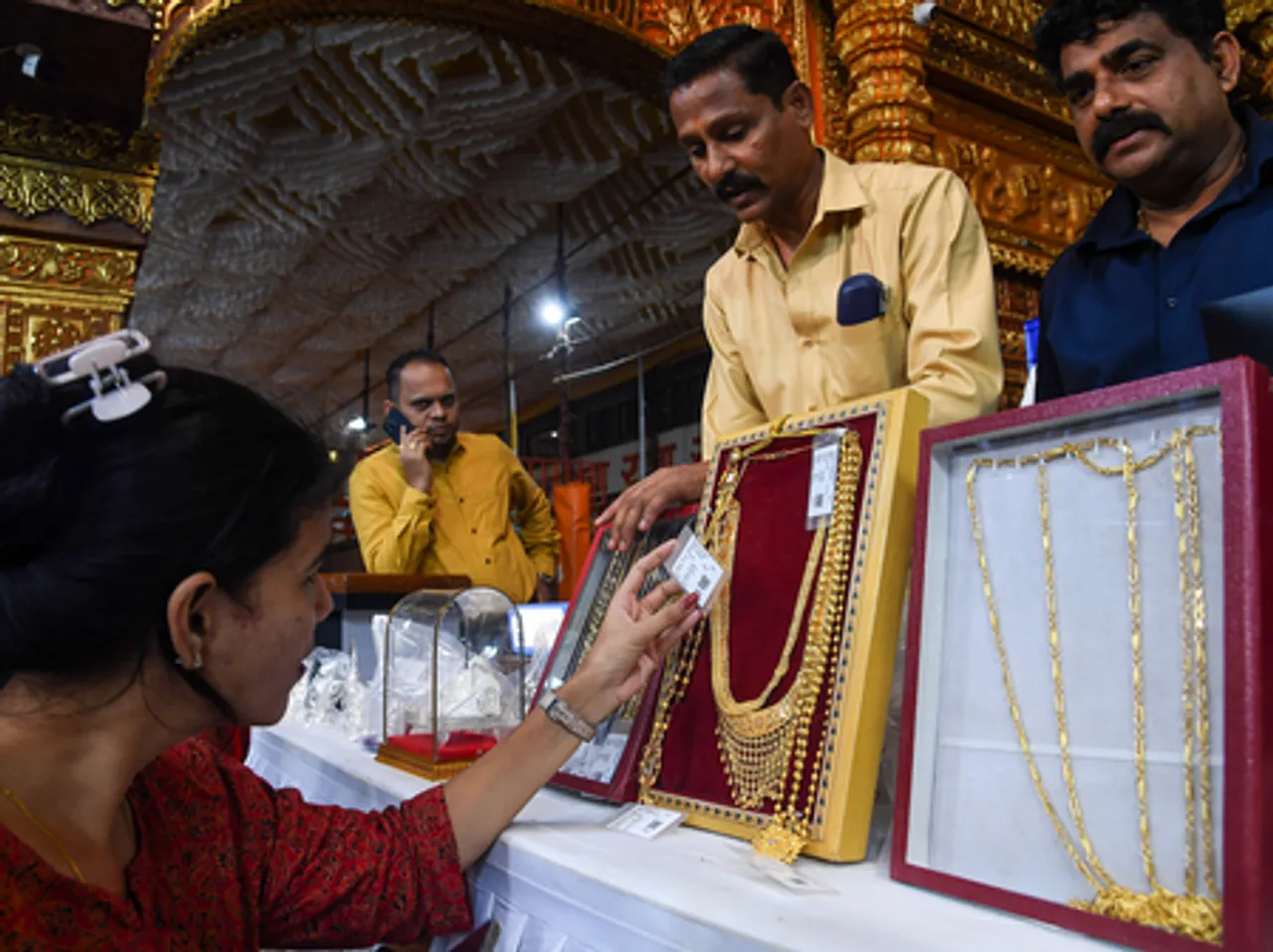 Mumbai: Auction At Lalbaugcha Raja