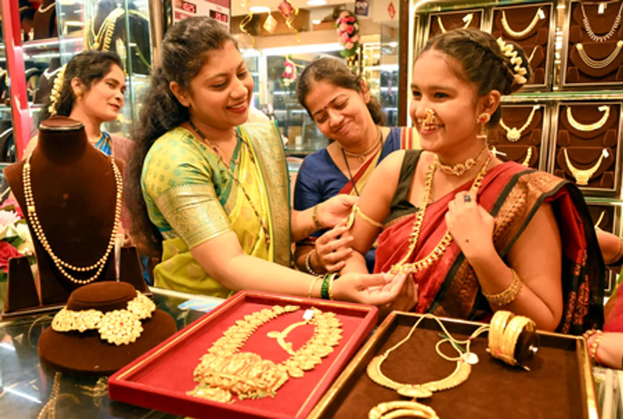 Mumbai: Women Purchase Gold Jewellery