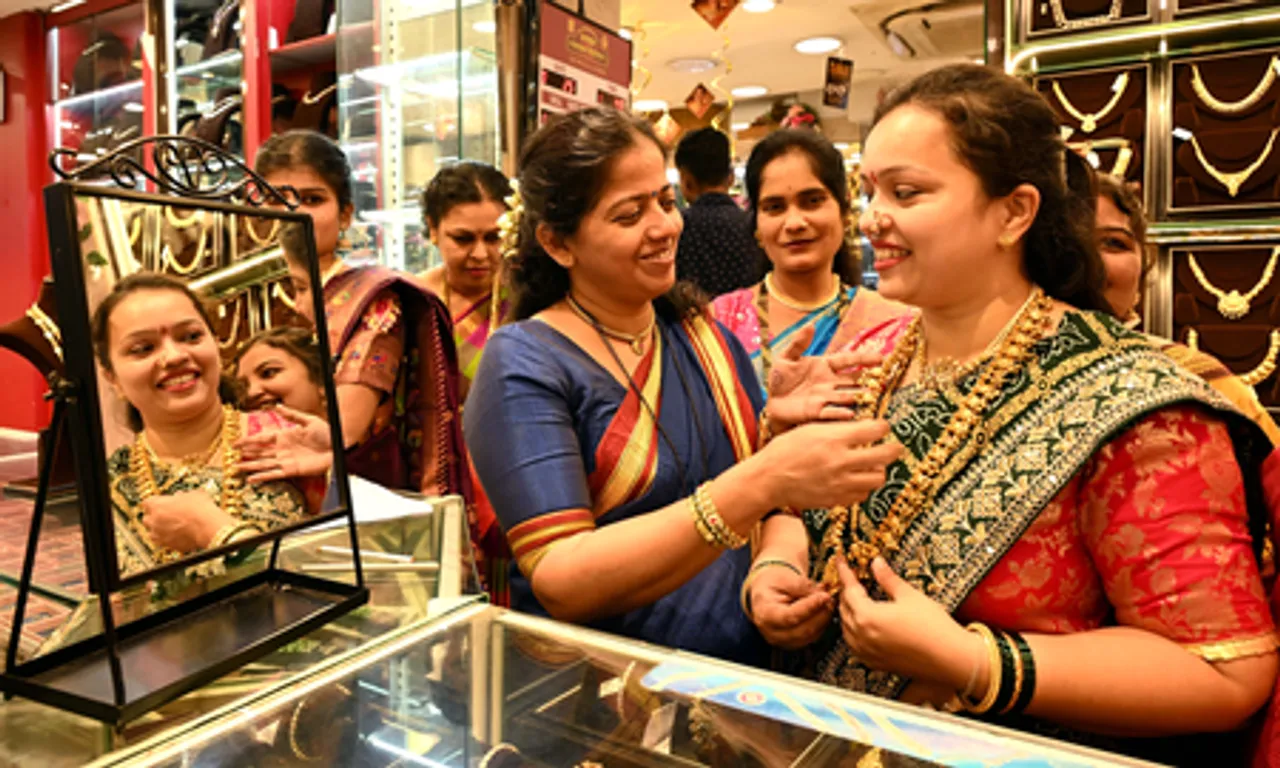 Mumbai: Women Purchase Gold Jewellery