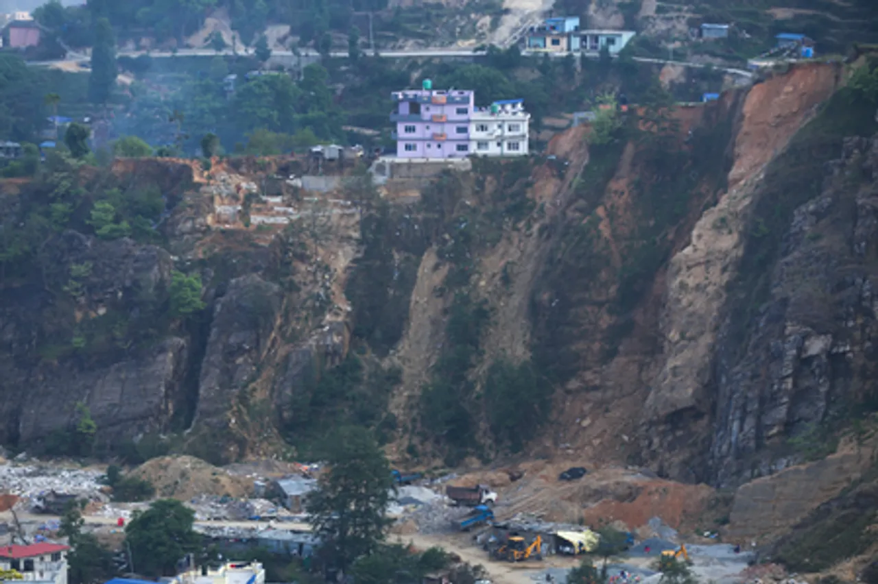 नेपाल में भूस्खलन से 14 लोगों की मौत, चार पर्वतारोही लापता