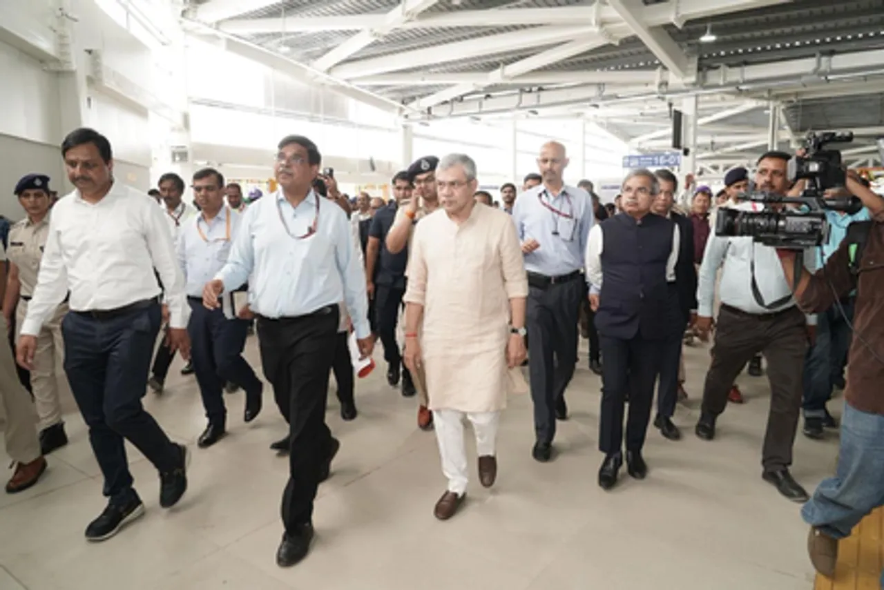 New Yatri Suvidha Kendra at NDLS to help passengers during festival rush: Ashwini Vaishnaw