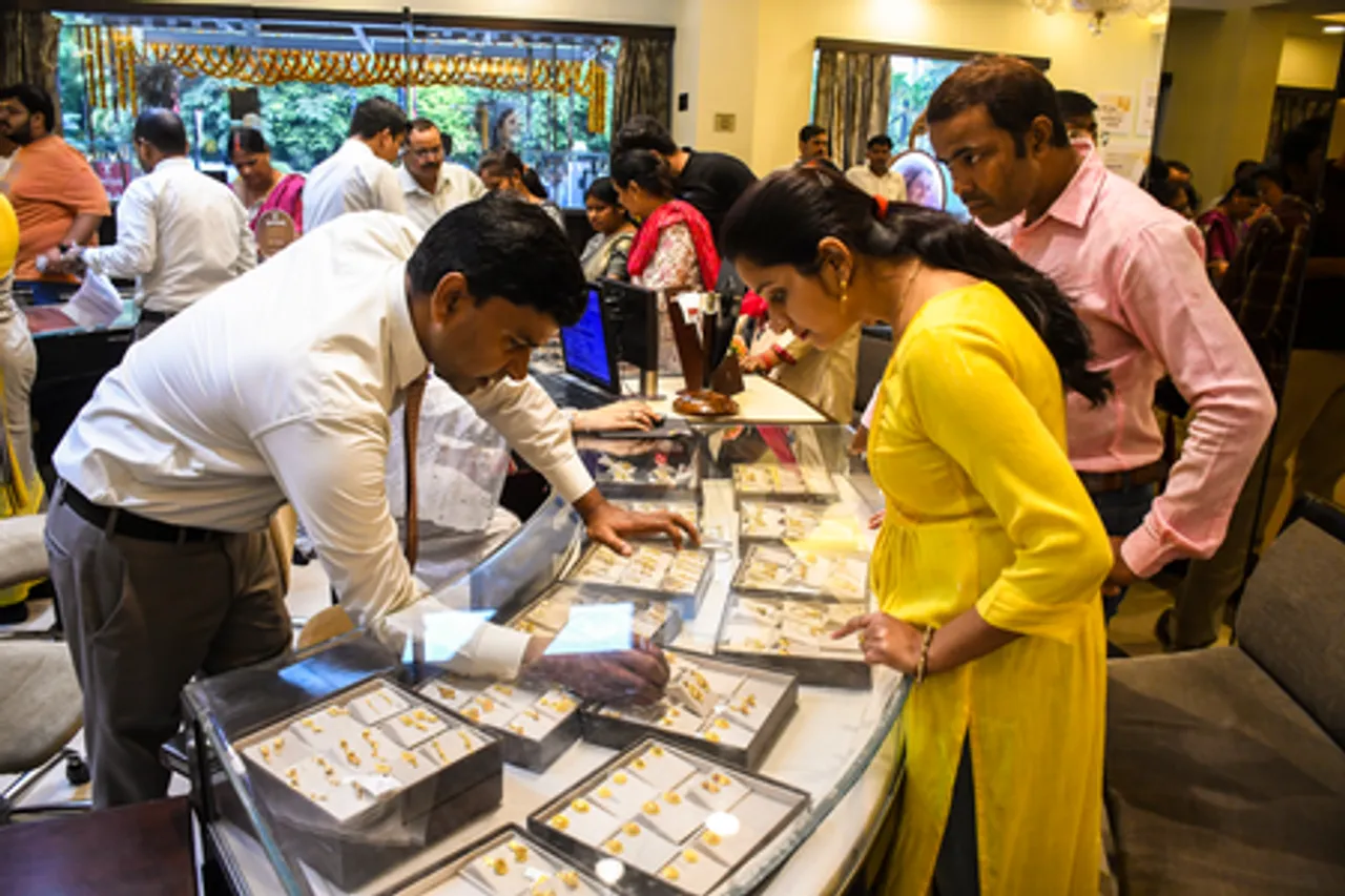 Prayagraj: People Buy Gold Ornaments on Dhanteras