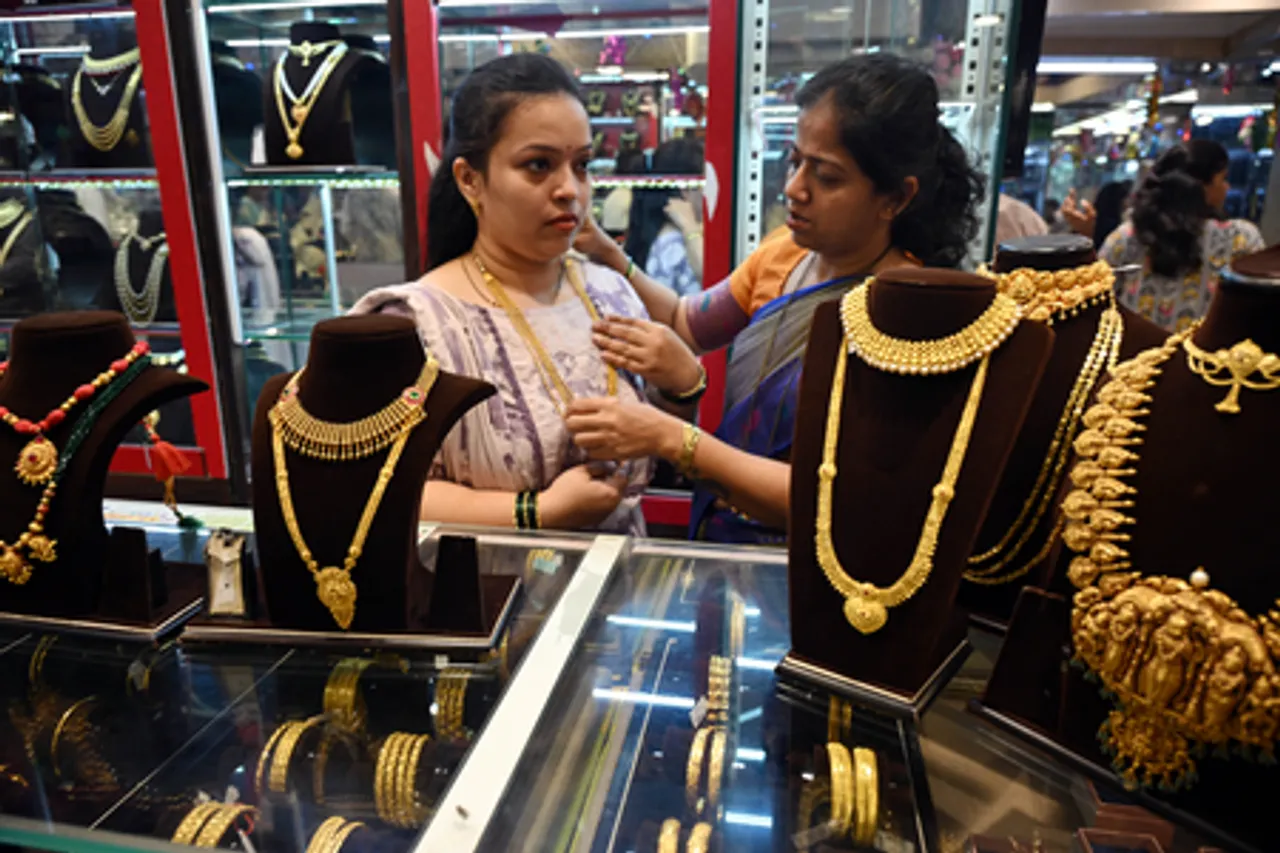 Mumbai: Women Buy Gold Ornaments Ahead of Diwali