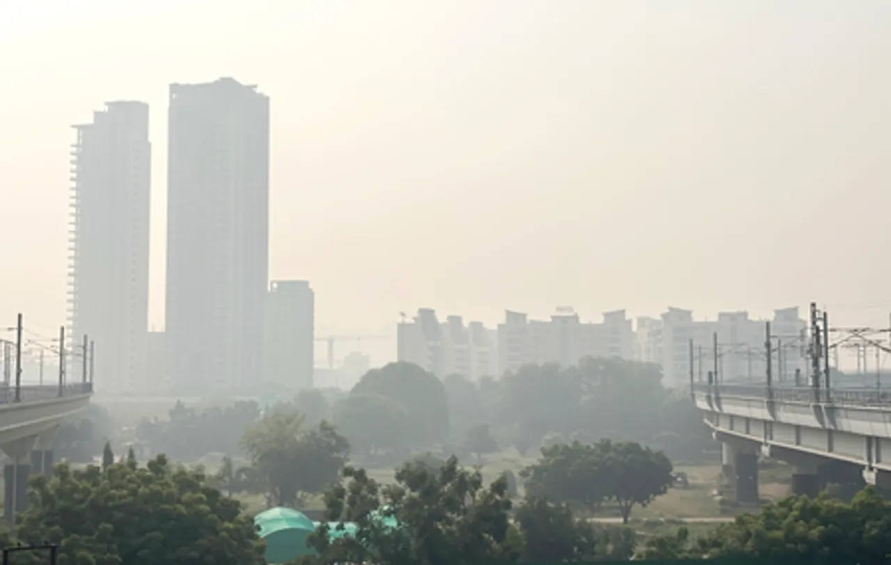 Thick Fog Engulfs Noida