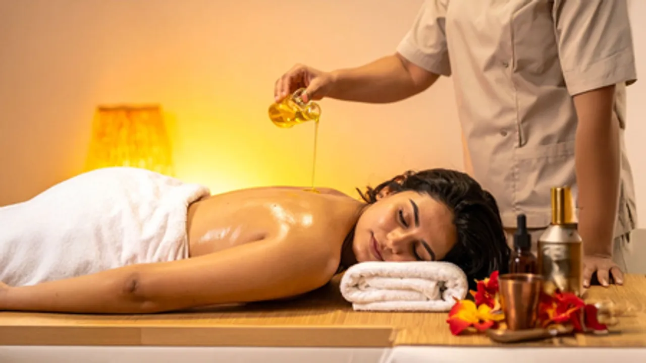 अभ्यंग: शरीर और मन के लिए आयुर्वेद का तोहफा, जानें फायदे