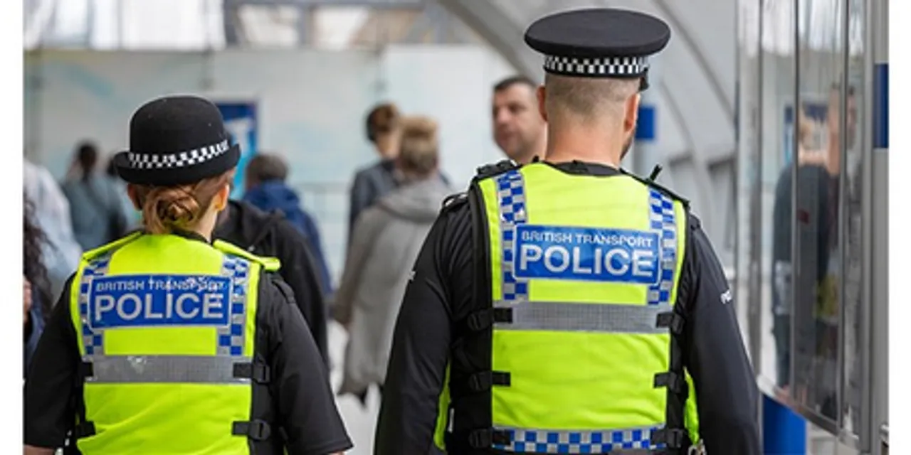 यूके पुलिस का ट्रेन चाकूबाजी मामले को आतंकवादी घटना मानने से इनकार, दो ब्रिटिश नागरिक गिरफ्तार