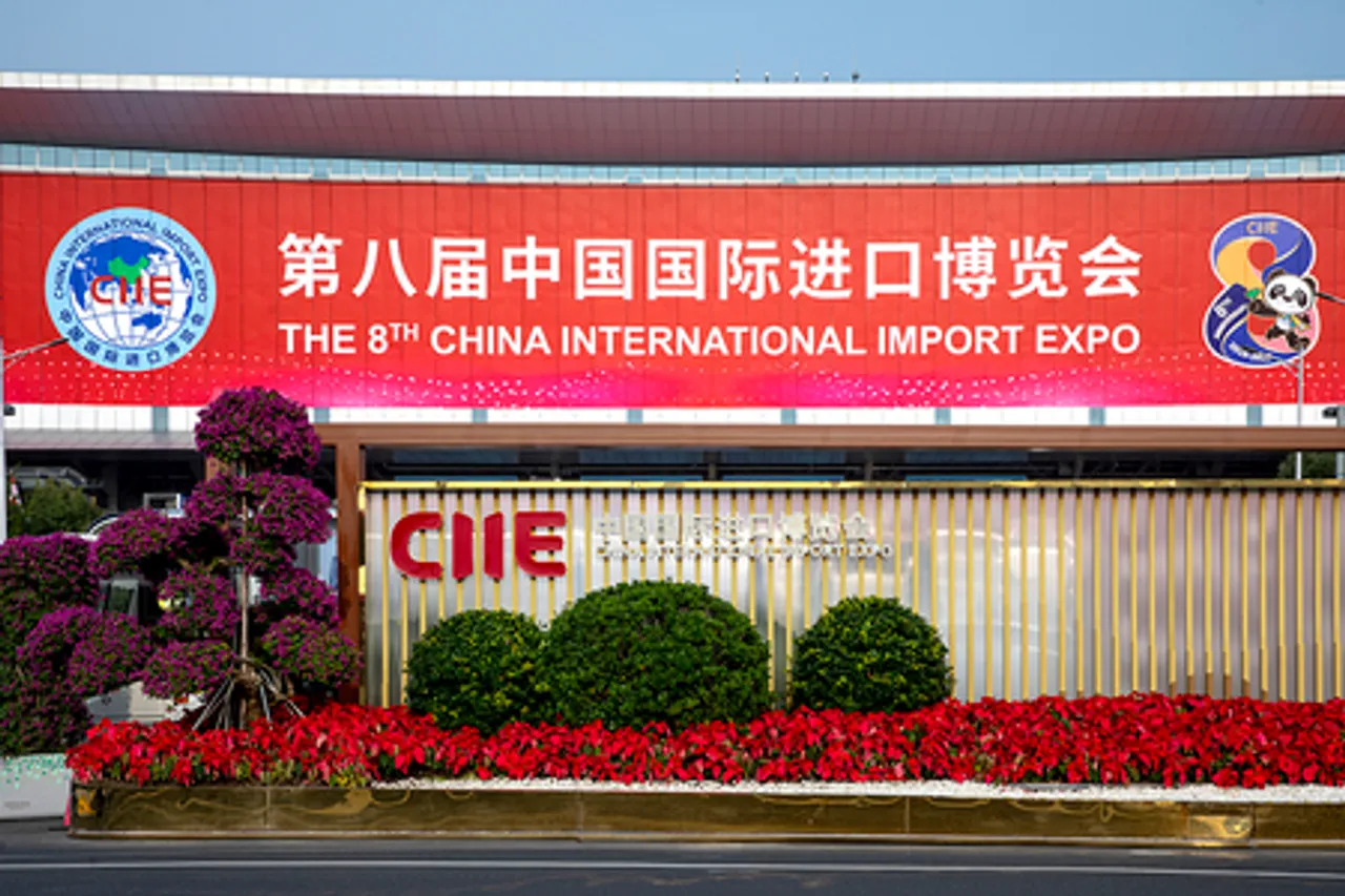 8वें सीआईआईई के लिए प्रदर्शनी बूथों का निर्माण पूरा