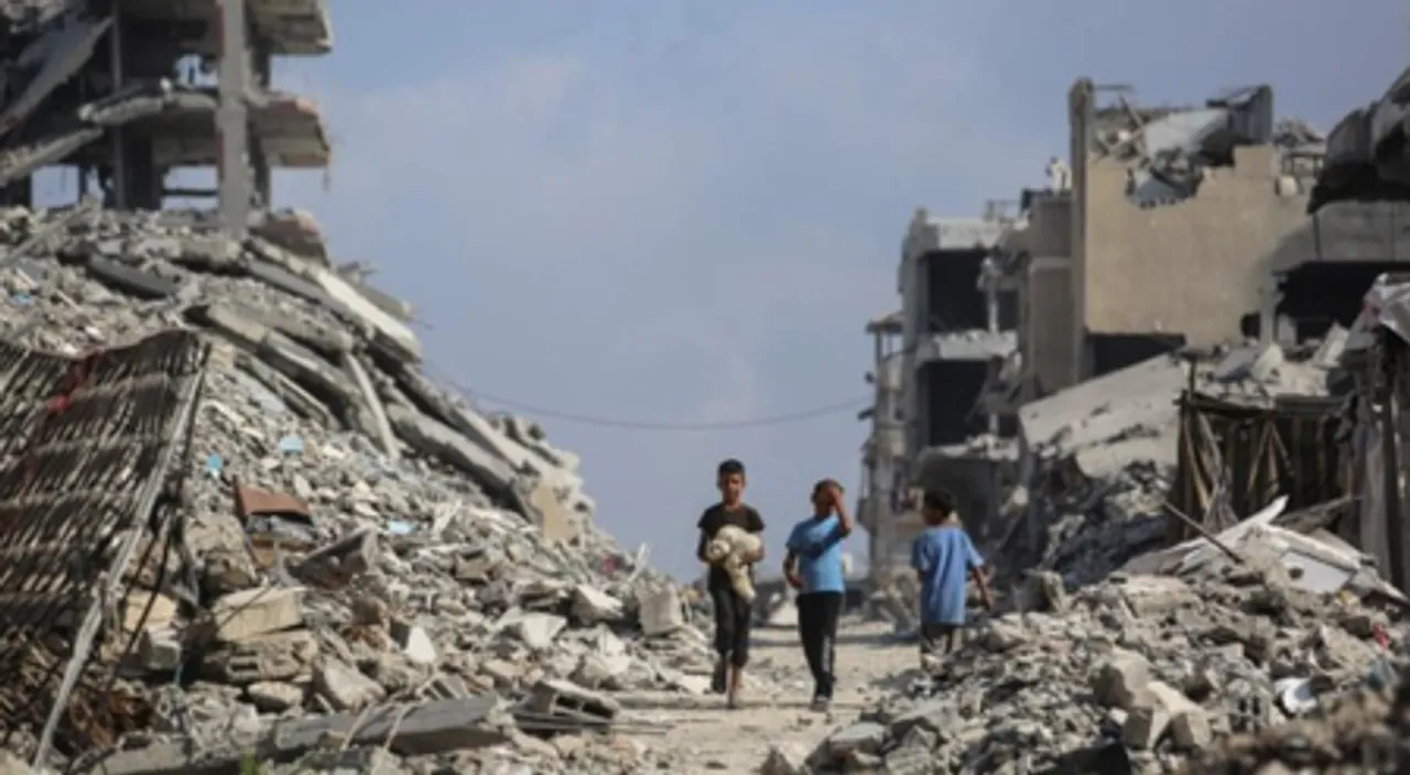 गाजा पट्टी में इजरायली सैन्य अभियान में लगभग 70,000 लोगों की मौत