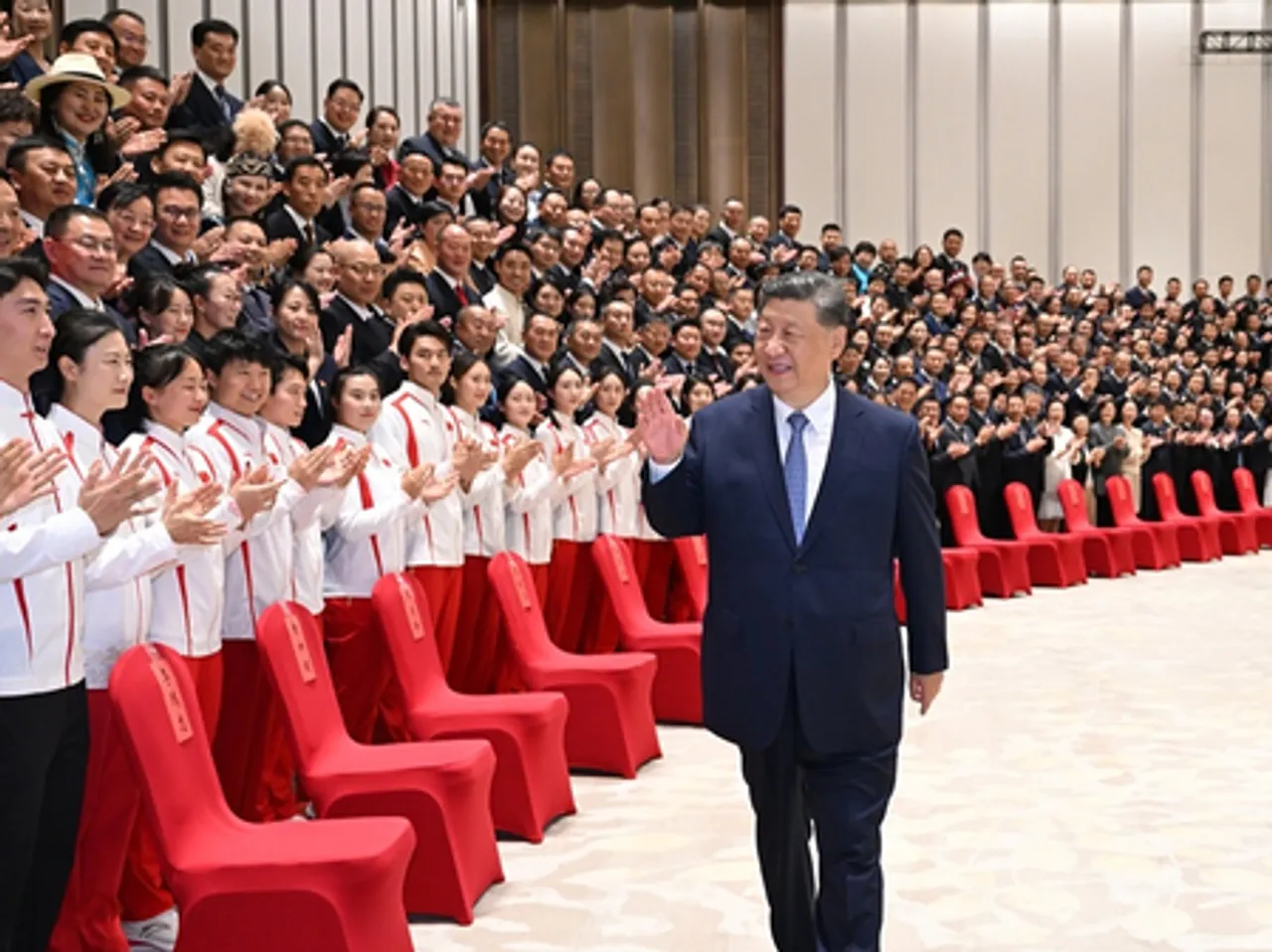 शी ने खेलों में राष्ट्रीय स्तर के सम्मानित लोगों से मुलाकात की