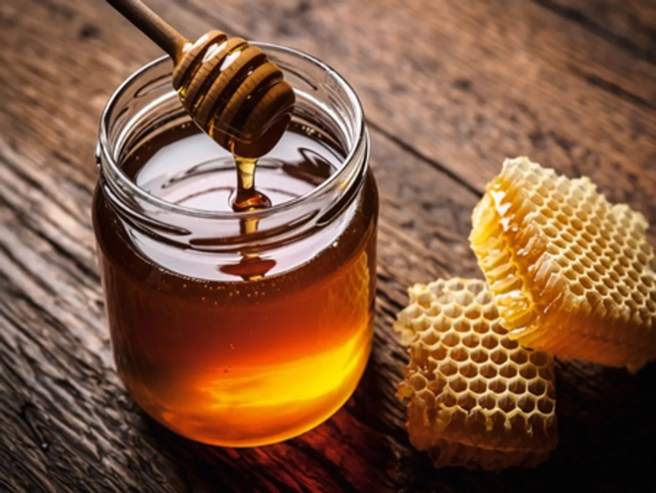 तीनों दोषों को हरने वाला है शहद, सही सेवन विधि बढ़ा सकती है इसके औधषीय गुण