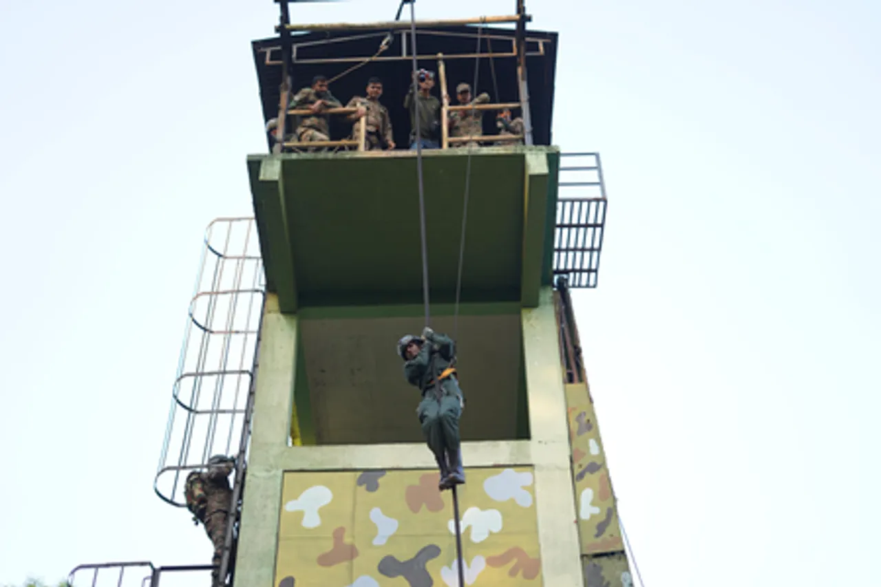 जहरीले सांपों से निपटने का अभ्यास कर रही हैं भारत-श्रीलंका की सेना