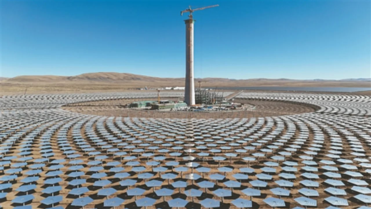 शीत्सांग के पहले सौर तापीय विद्युत संयंत्र के ऊष्मा-अवशोषक टावर का शिखर-स्थापना पूरा