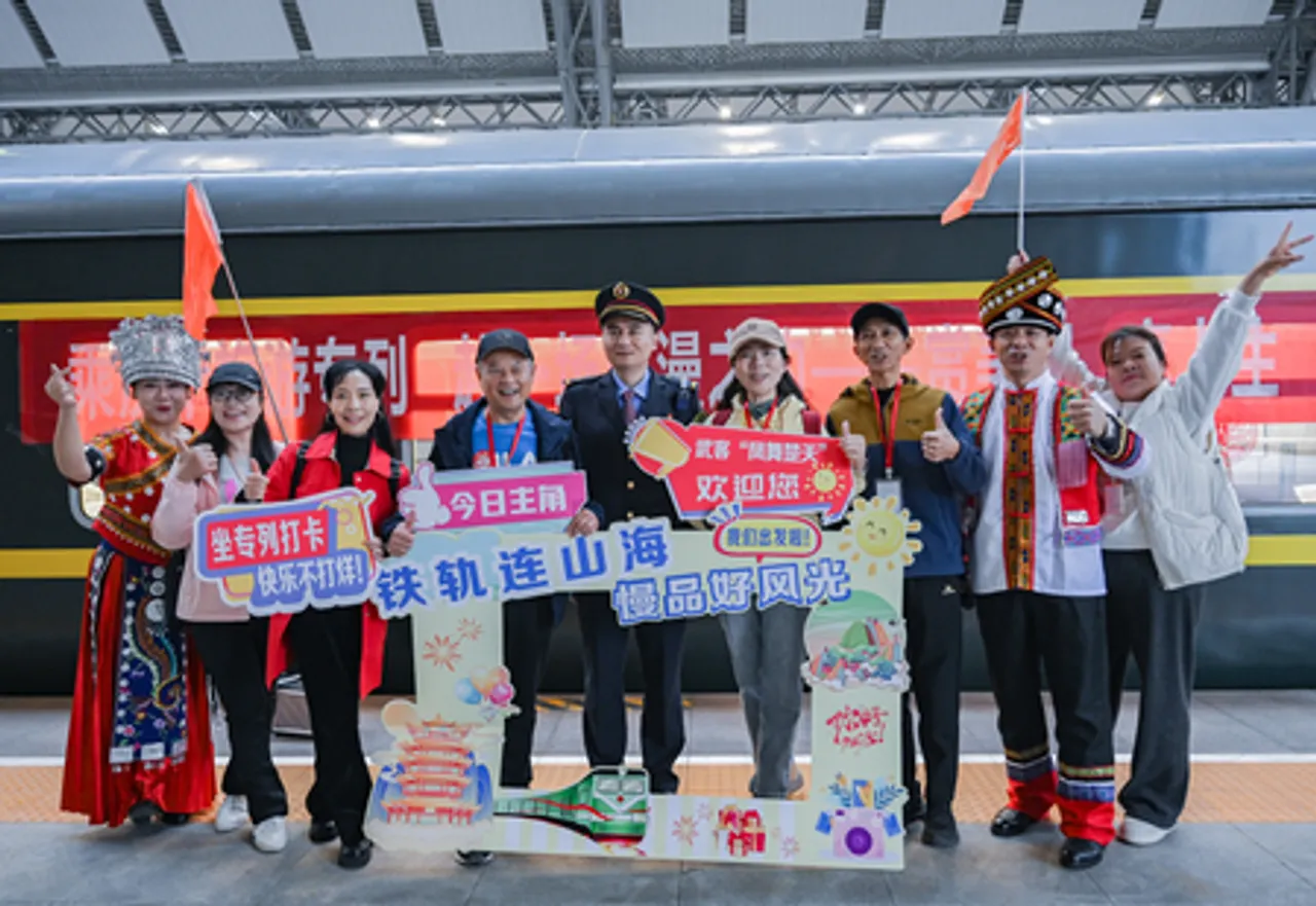 चीनी बुजुर्ग रिटायरमेंट के बाद जी रहे हैं अपनी गोल्डन लाइफ