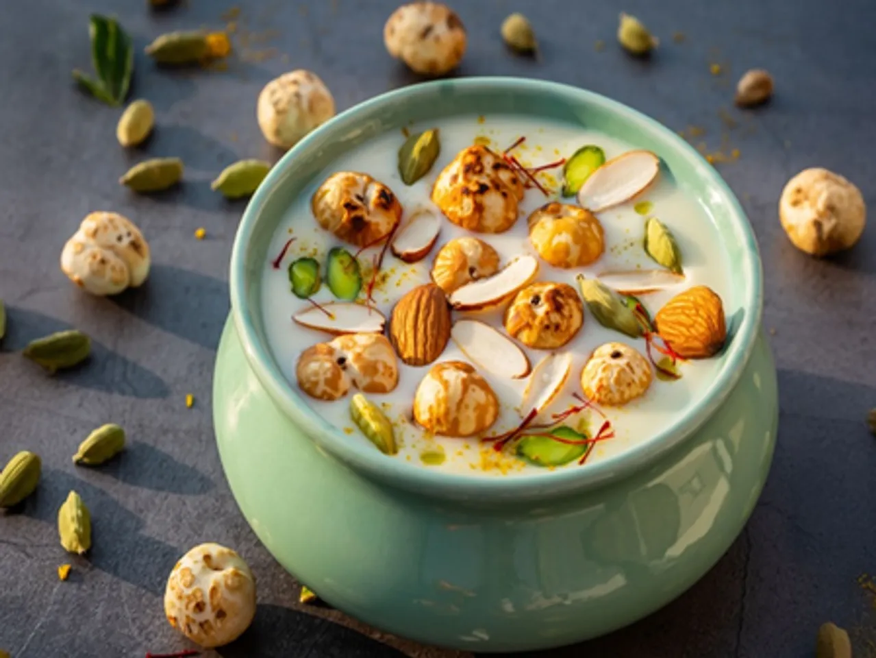 सर्दियों में अमृत के समान है मखाने और दूध का मिश्रण, मन और तन दोनों को रखता है शांत