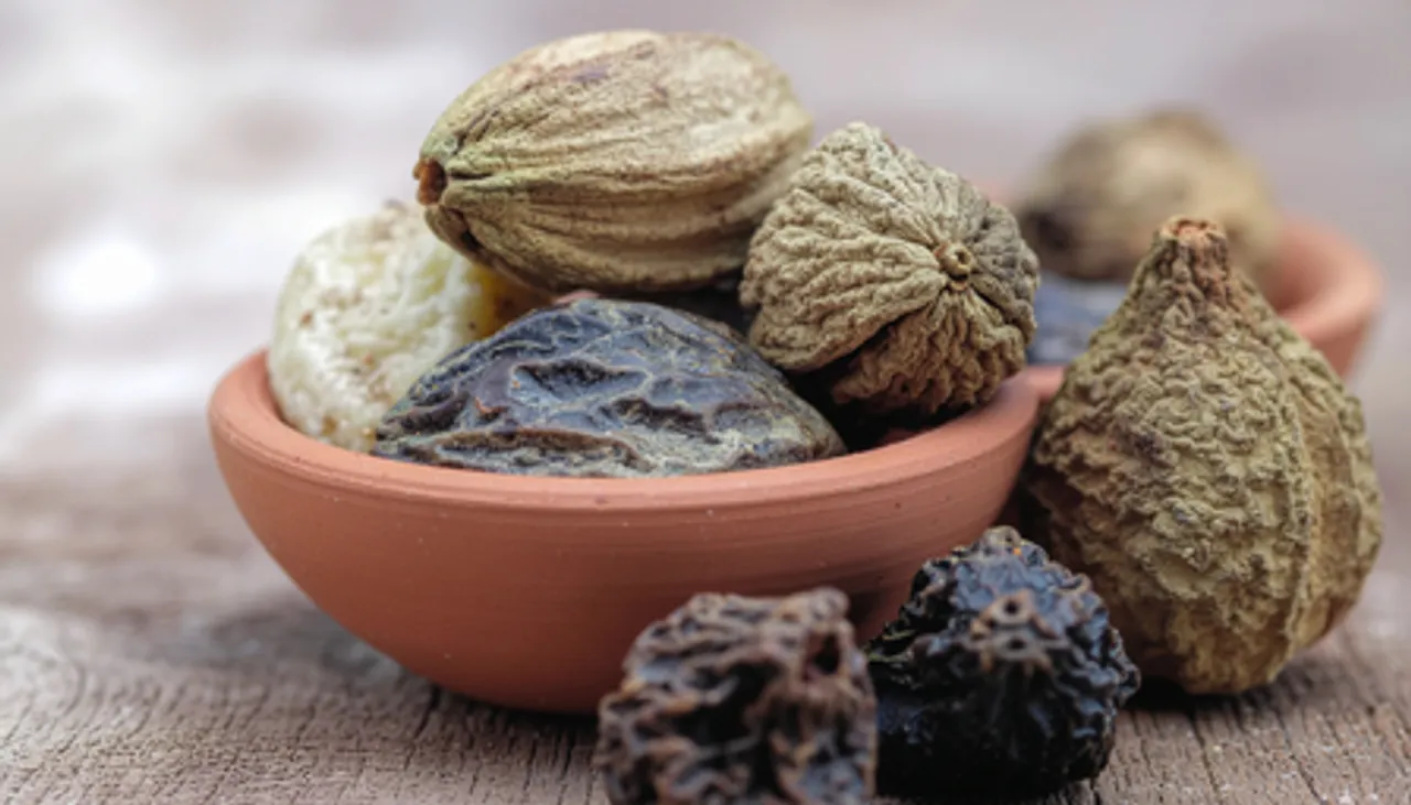 पेट की गहरी सफाई के लिए त्रिफला सबसे असरदार, रात में दूध के साथ लें