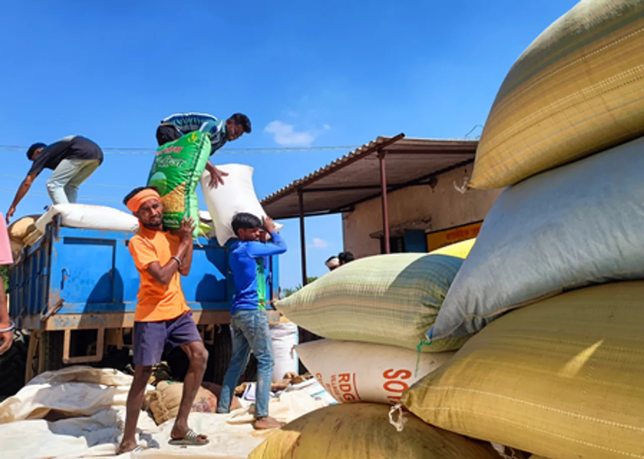 Bastar: Farmers Bring Paddy to Procurement Centre
