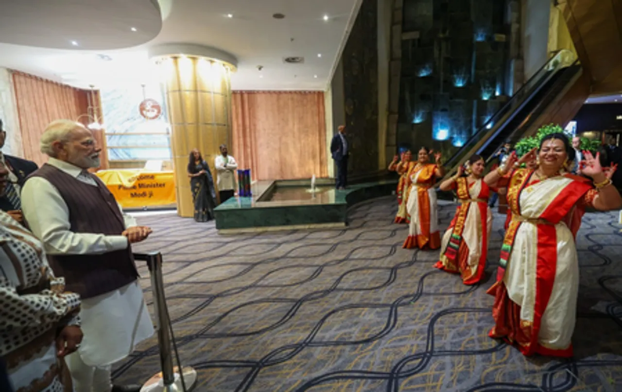 पीएम मोदी का जोहान्सबर्ग में भारतीय समुदाय ने किया स्वागत, प्रधानमंत्री ने भारतीय समुदाय से की मुलाकात
