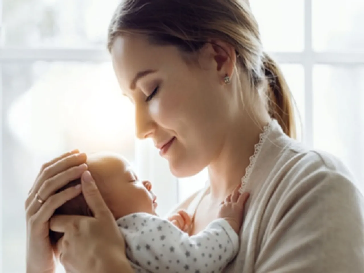 शीत ऋतु में सिर्फ गर्म कपड़े ही नहीं हैं शिशु के लिए जरूरी, इन खास तरीकों से शिशु को दें पोषण वाली देखभाल