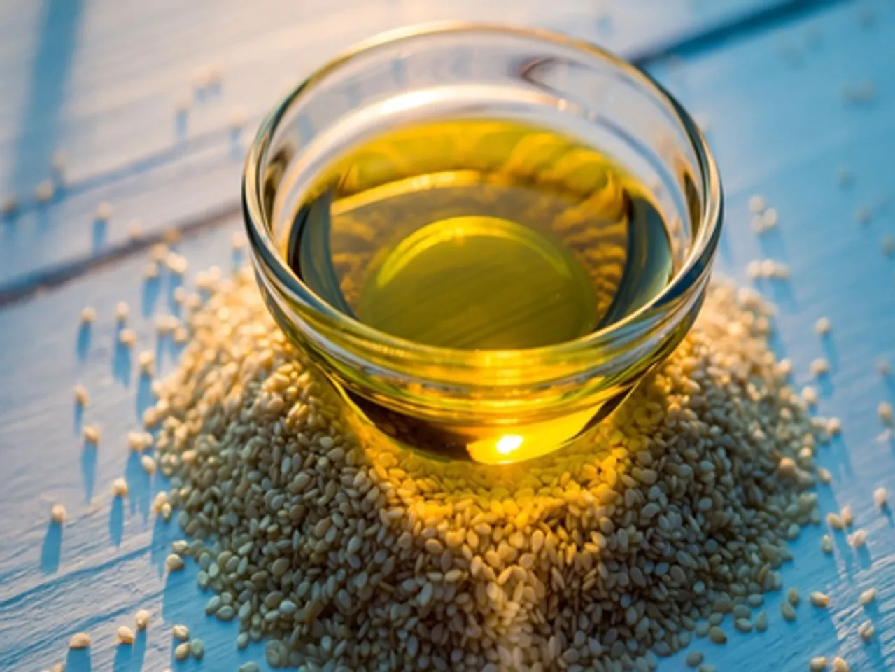 तिल के तेल के सामने महंगे मॉइस्चराइज़र भी हैं फेल, शीत ऋतु में लगाने से मिलेंगे अनगिनत लाभ