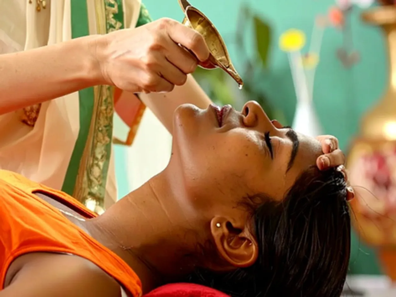 नस्य पद्धति: शीत ऋतु में बचाव के साथ निखार आएगी चेहरे की खूबसूरती