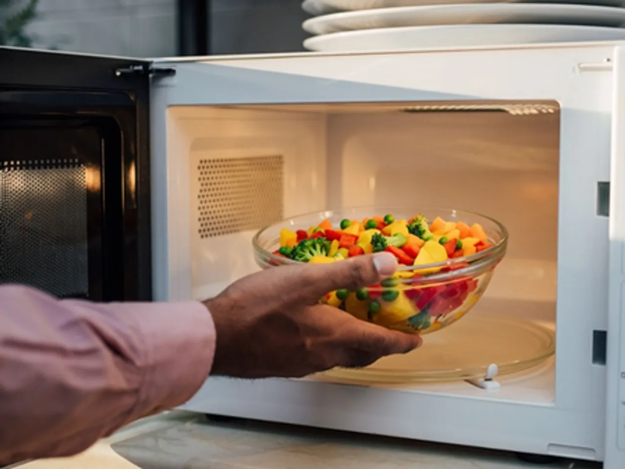 बार-बार गर्म किया भोजन होता है प्राणहीन, आयुर्वेद में लिखे हैं प्रभावी समाधान