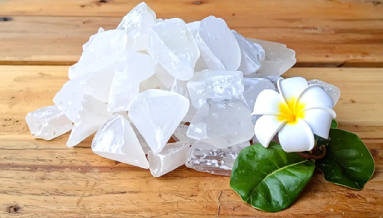 आपकी हेल्थ और ब्यूटी की साइलेंट हीरो है फिटकरी, जानें आयुर्वेदिक फायदे