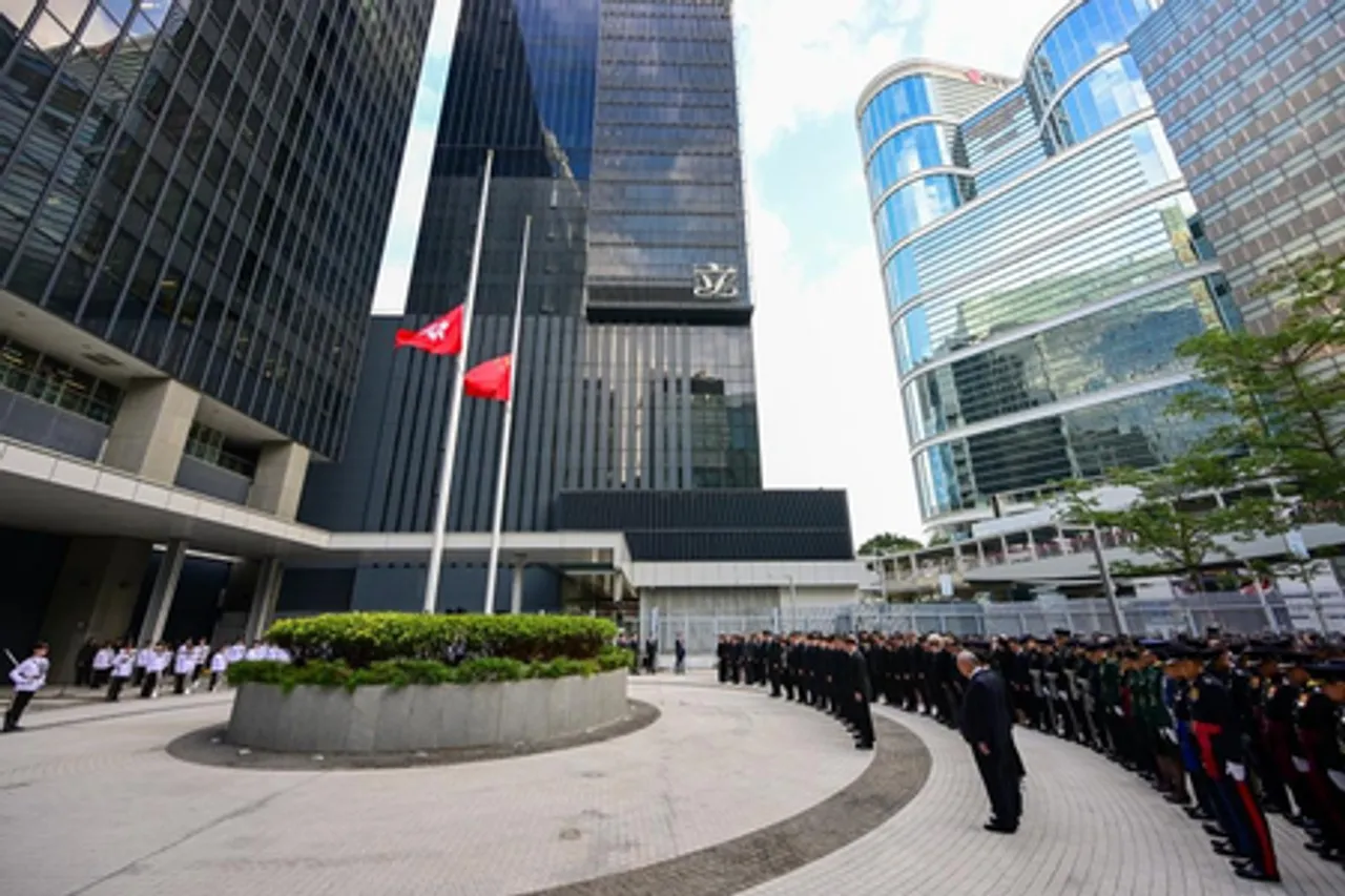 हांगकांग में राष्ट्रीय झंडे को आधा झुकाकर शोक जताया गया