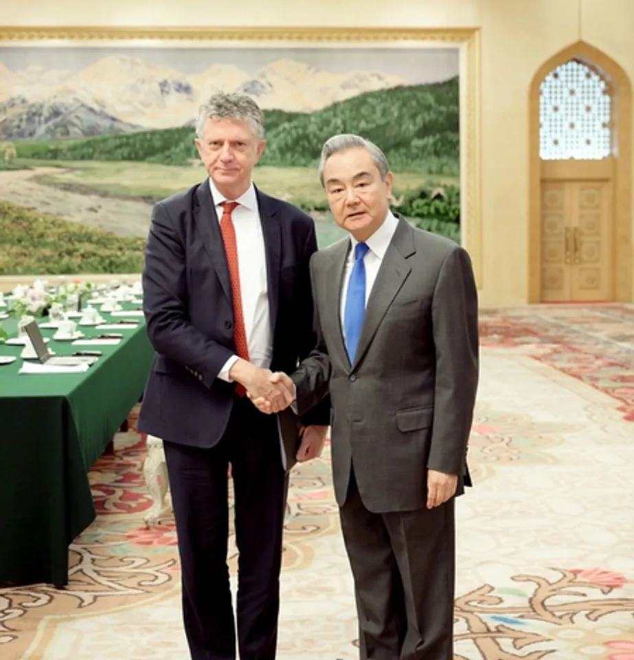 वांग यी ने ब्रिटेन के प्रधानमंत्री के राष्ट्रीय सुरक्षा सलाहकार जोनाथन पॉवेल से मुलाकात की