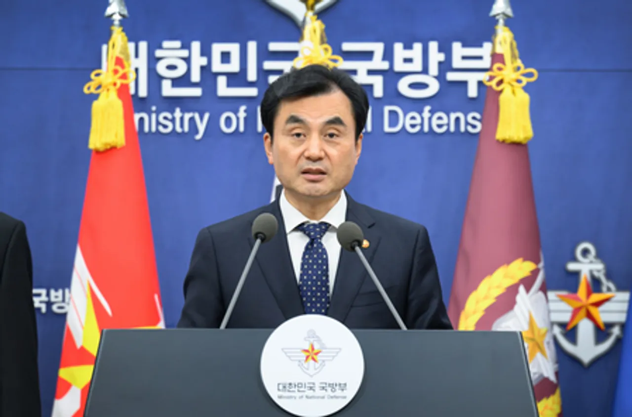 South Korea: Defence chief apologises for military's involvement in Yoon's martial law bid 1 year ago