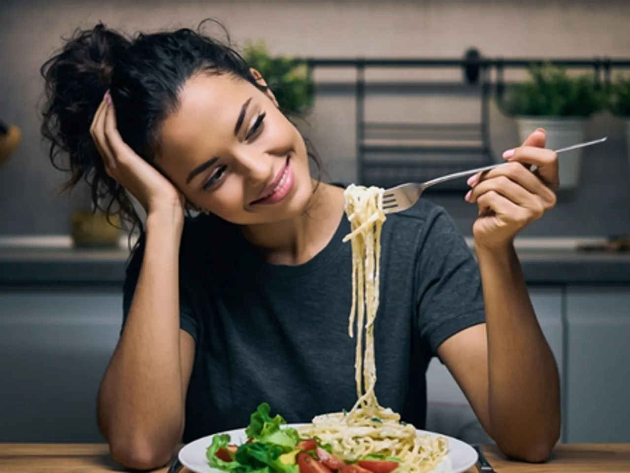 थोड़े-थोड़े समय में खाने की आदत कर रही पाचन शक्ति को कमजोर, आयुर्वेद में बताए गए हैं इसके नकारात्मक प्रभाव