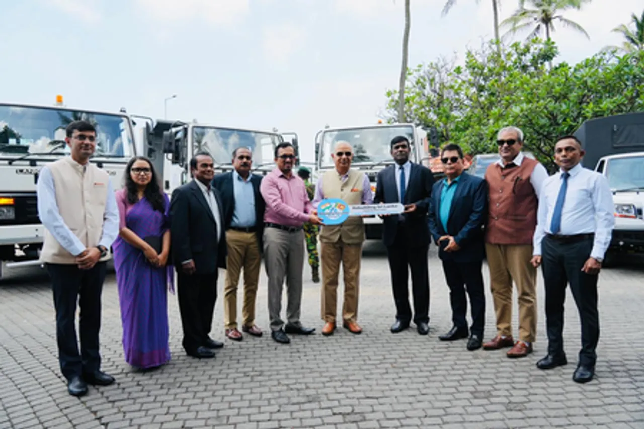 श्रीलंका में तबाही के बीच मदद के लिए उपरक्षा मंत्री ने 65 मिलियन से ज्यादा कीमत की 7 यूटिलिटी गाड़ियां दान की
