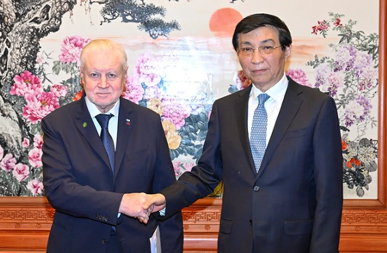 वांग हुनिंग ने जस्ट रशिया पार्टी के कार्यकर्ताओं के एक प्रतिनिधिमंडल से मुलाकात की