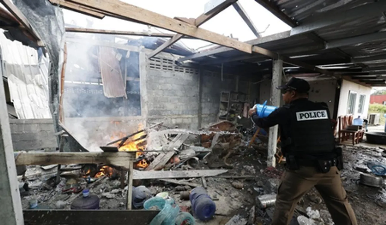 कंबोडिया और थाईलैंड के बीच दोनों तरफ से हमला जारी, अब तक कई आम नागरिकों और सैनिकों की मौत