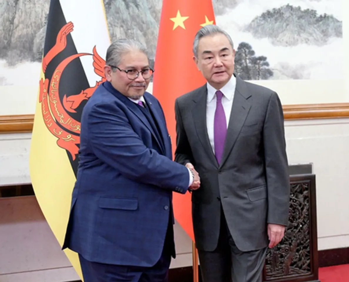 वांग यी ने ब्रुनेई के विदेश मंत्री दातो सेरी पादुका हाजी एरिवान से वार्ता की