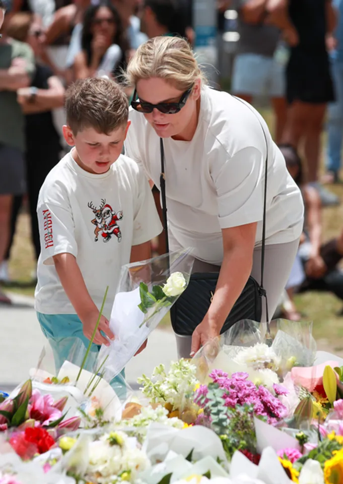 Death toll rises to 16 in Sydney's Bondi Beach shooting