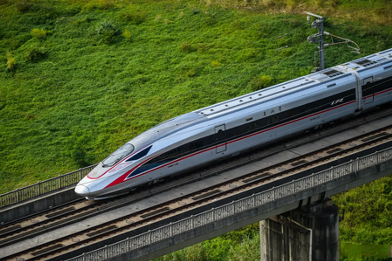 जनवरी से नवंबर तक चीनी रेलवे से 4.28 अरब यात्रियों ने सफ़र किया